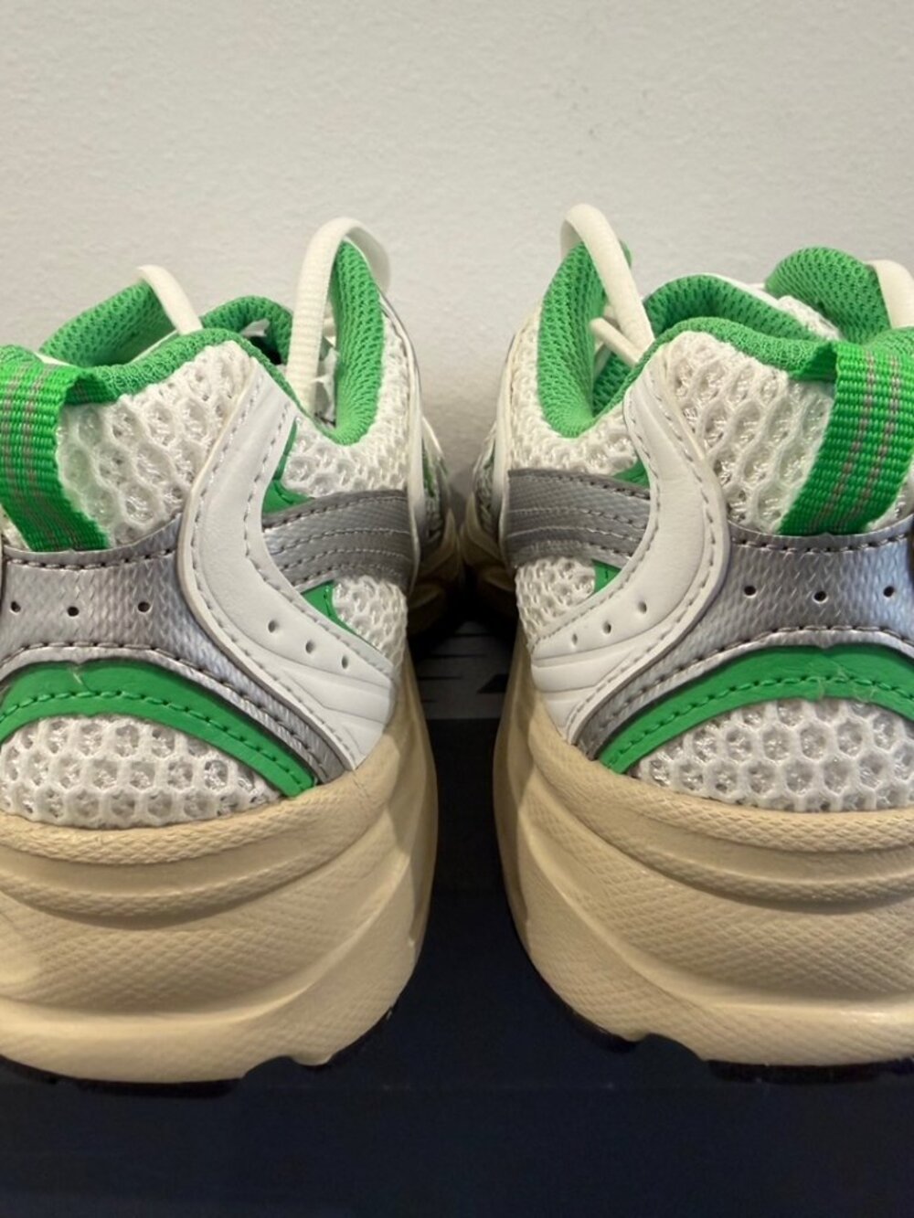 Women's New Balance 530 Sneakers White Green 6.5 W New In Box - Picture 3 of 5